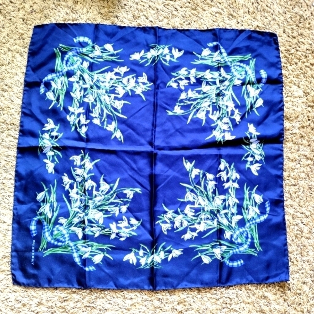 Burberry snowdrops flower print silk scarf 26,5" x 26,5"